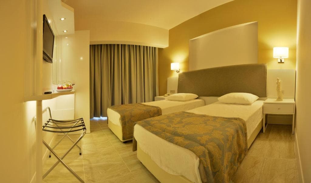 Maris Beach Hotel - 18
