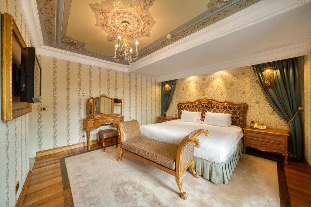 Crowne Plaza Old City Hotel - 2