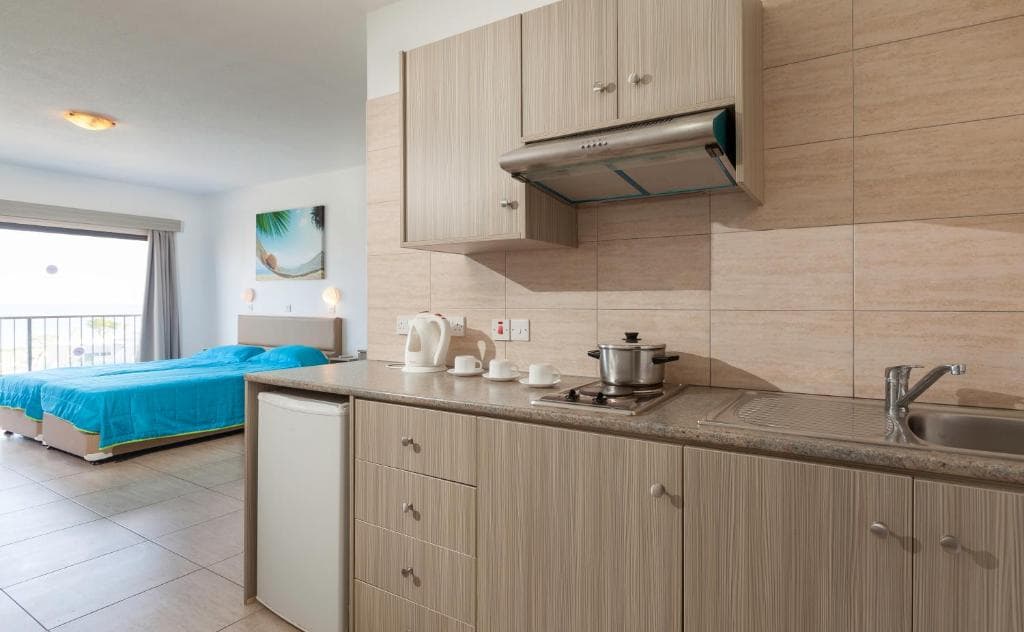 Penelope Beach Hotel Apts - 9