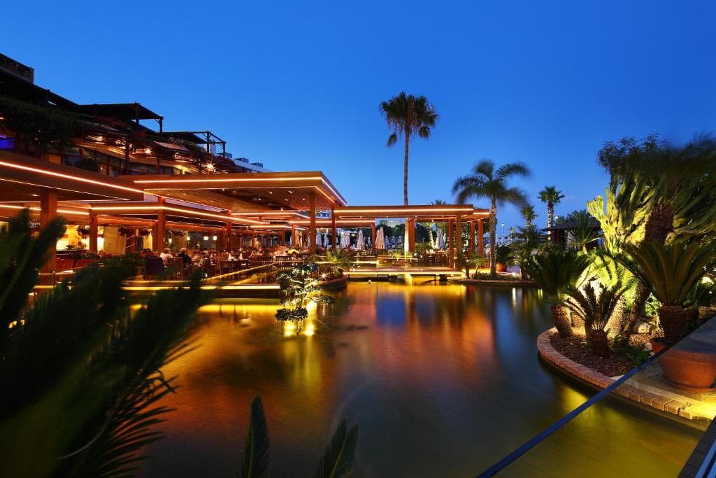 Four Seasons Hotel - 31