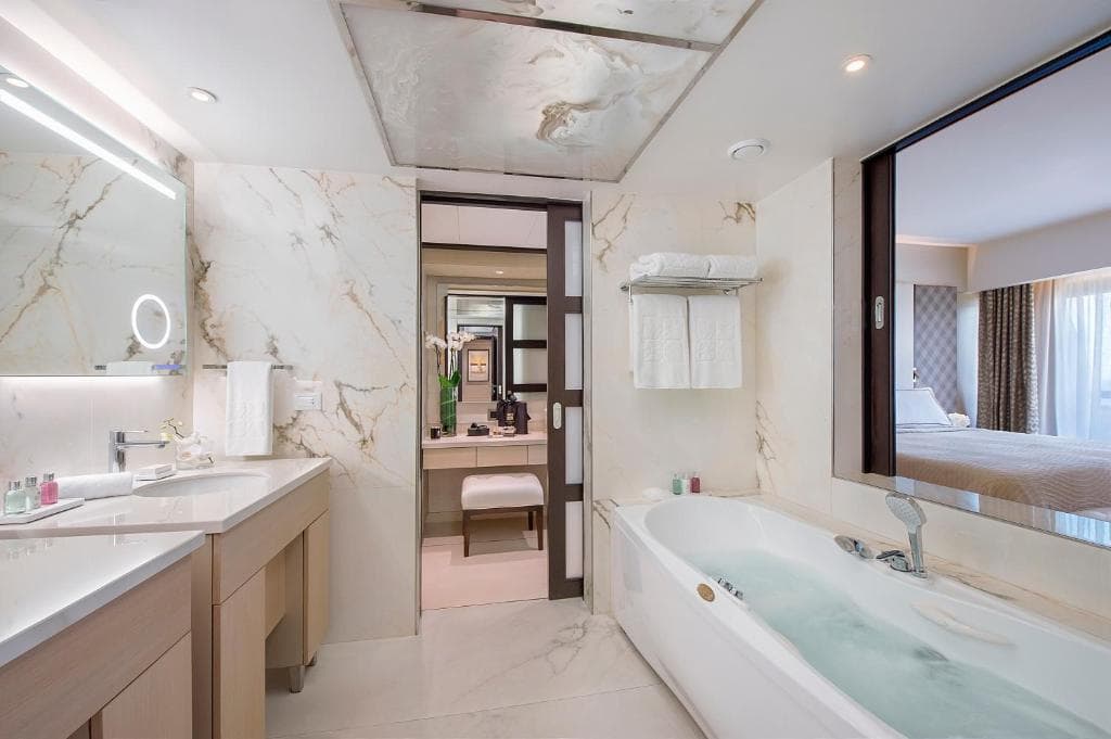 Four Seasons Hotel - 42