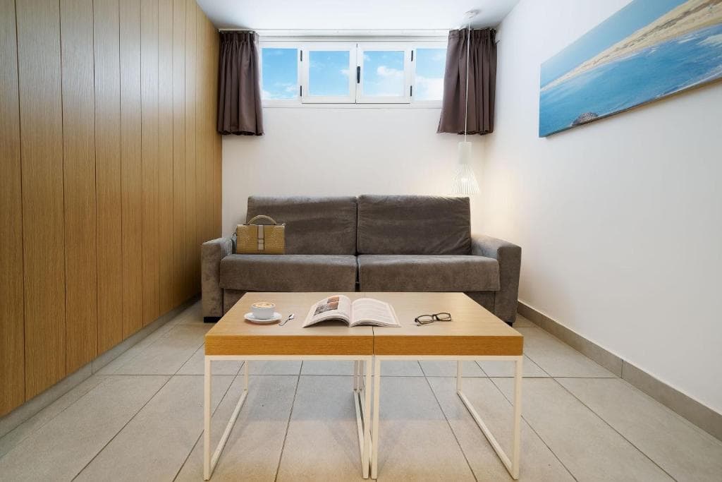 Akeah Broncemar - 11