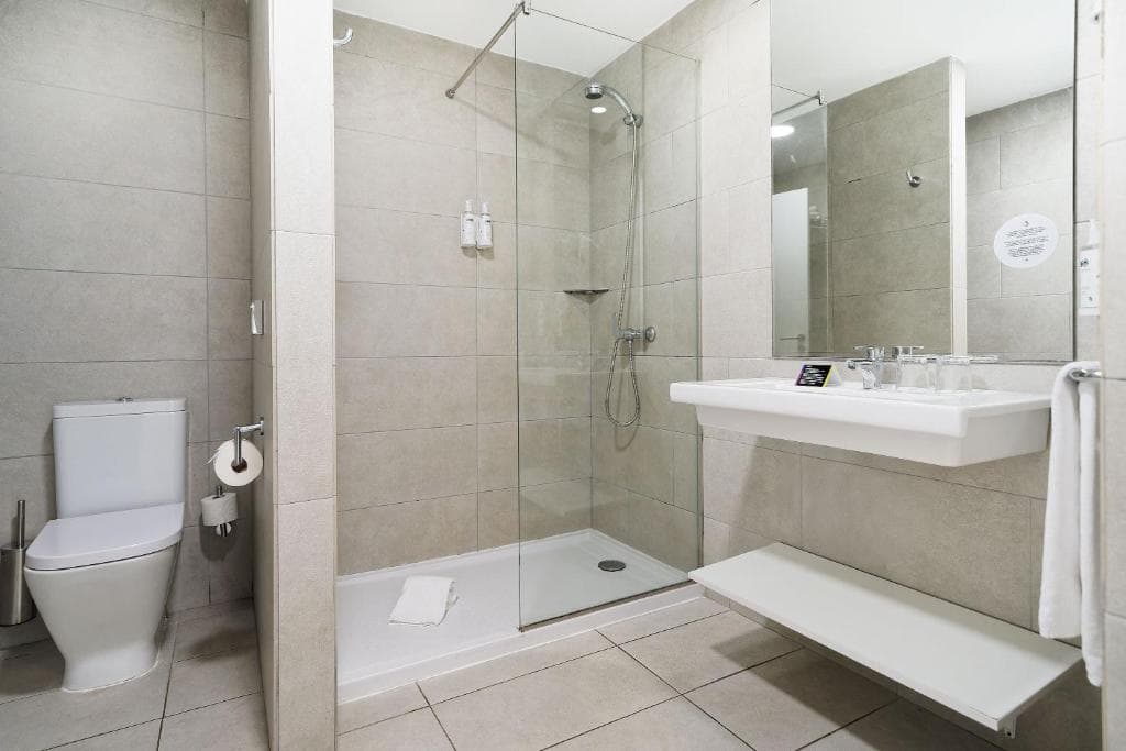 Akeah Broncemar - 16