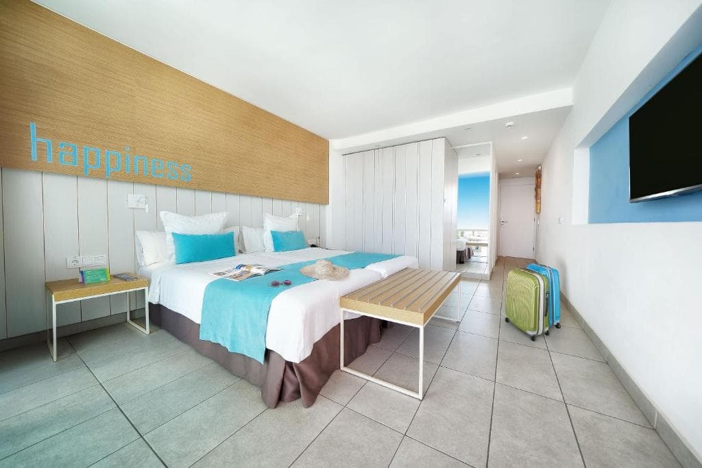 Akeah Broncemar - 22