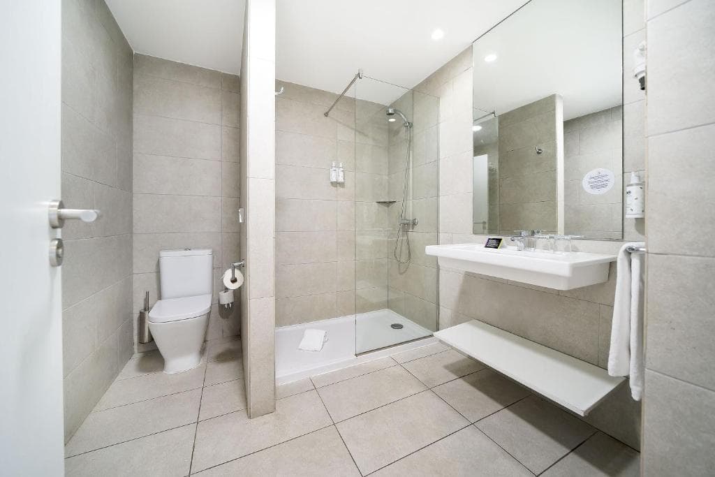 Akeah Broncemar - 33