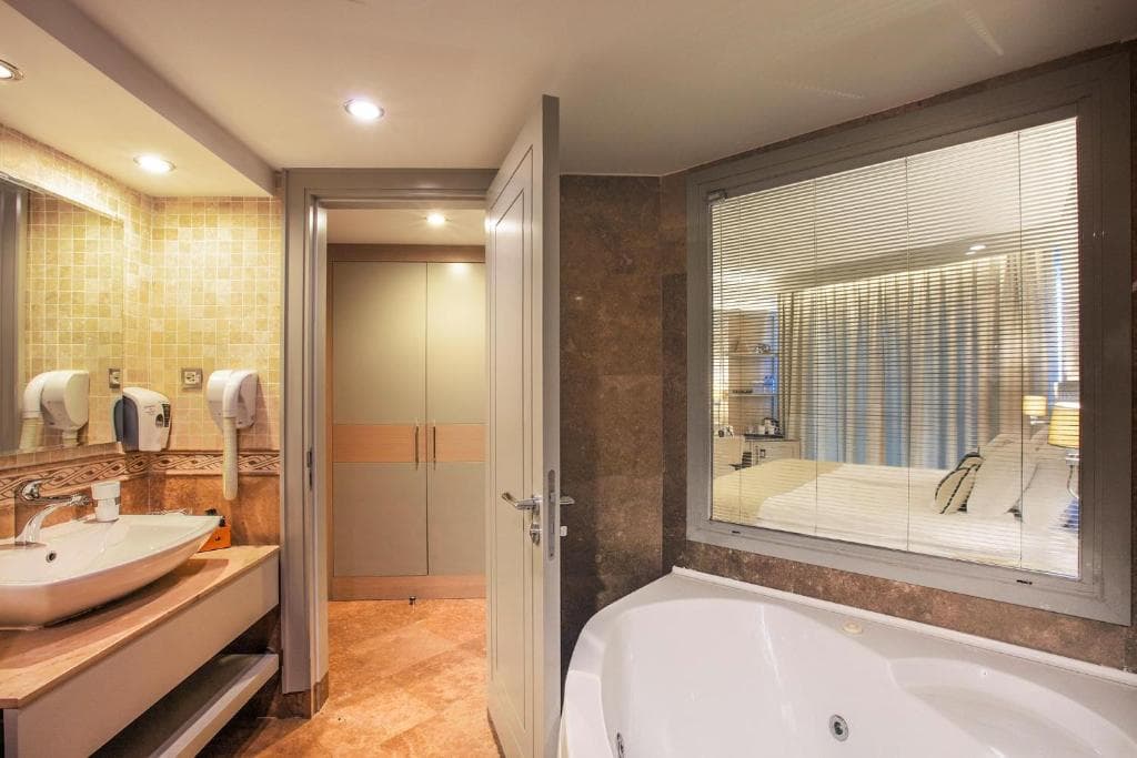 Hotel Charisma De Luxe - 8