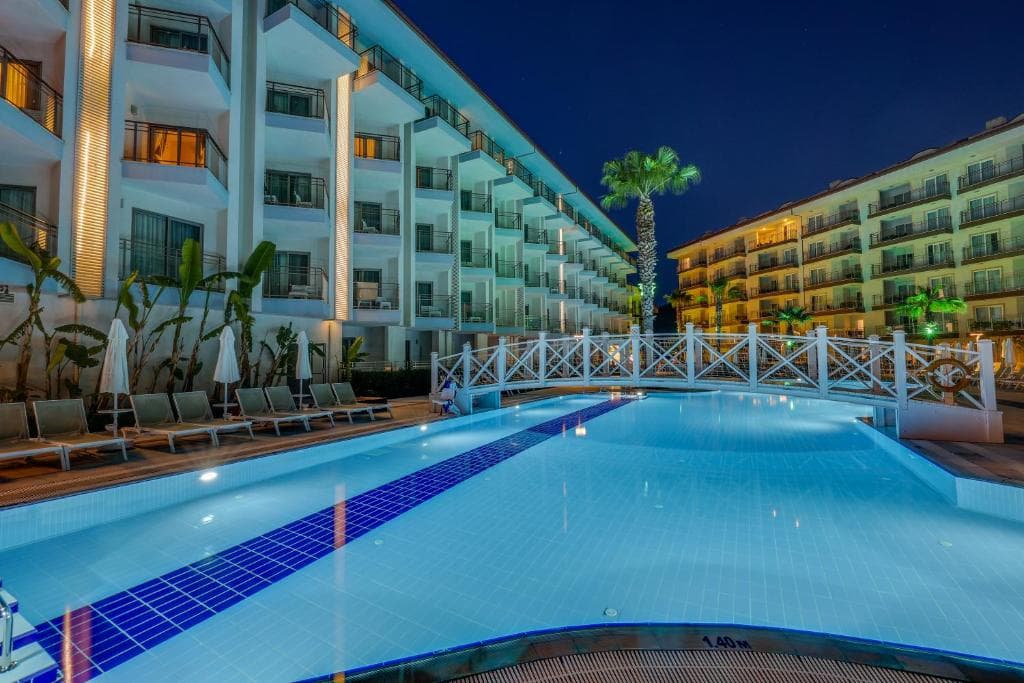 Hotel Ramada and Suites By Wyndham Kusadasi - 21